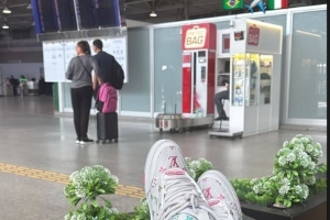 启程飞往罗马！即将加盟罗马的弗拉门戈右后卫韦斯利晒机场照